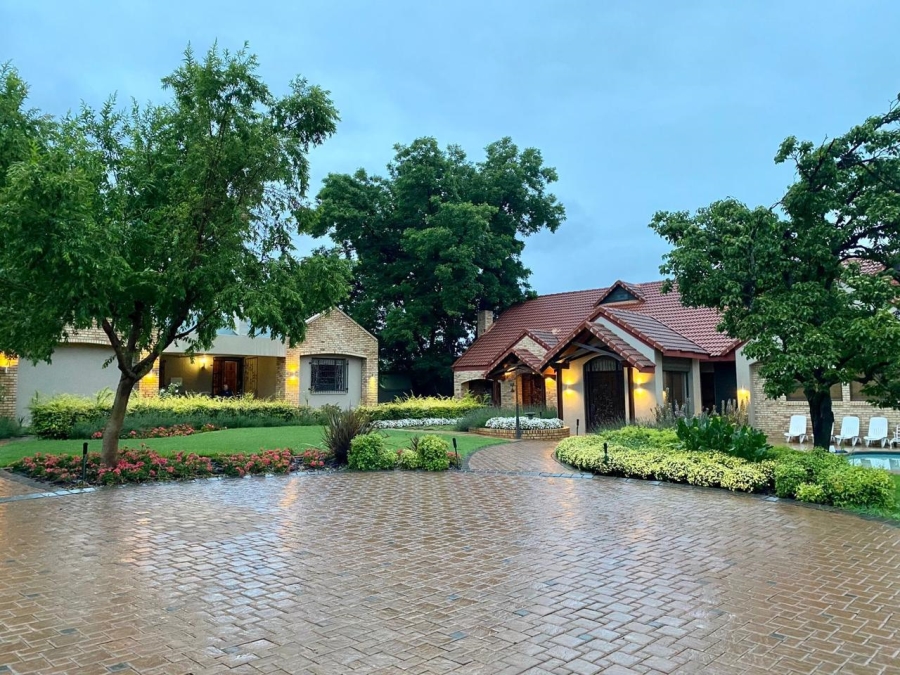 6 Bedroom Property for Sale in Remhoogte AH North West